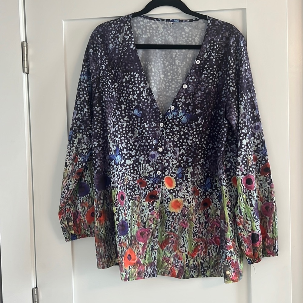 Womens floral blouse.   XL.  Never worn.